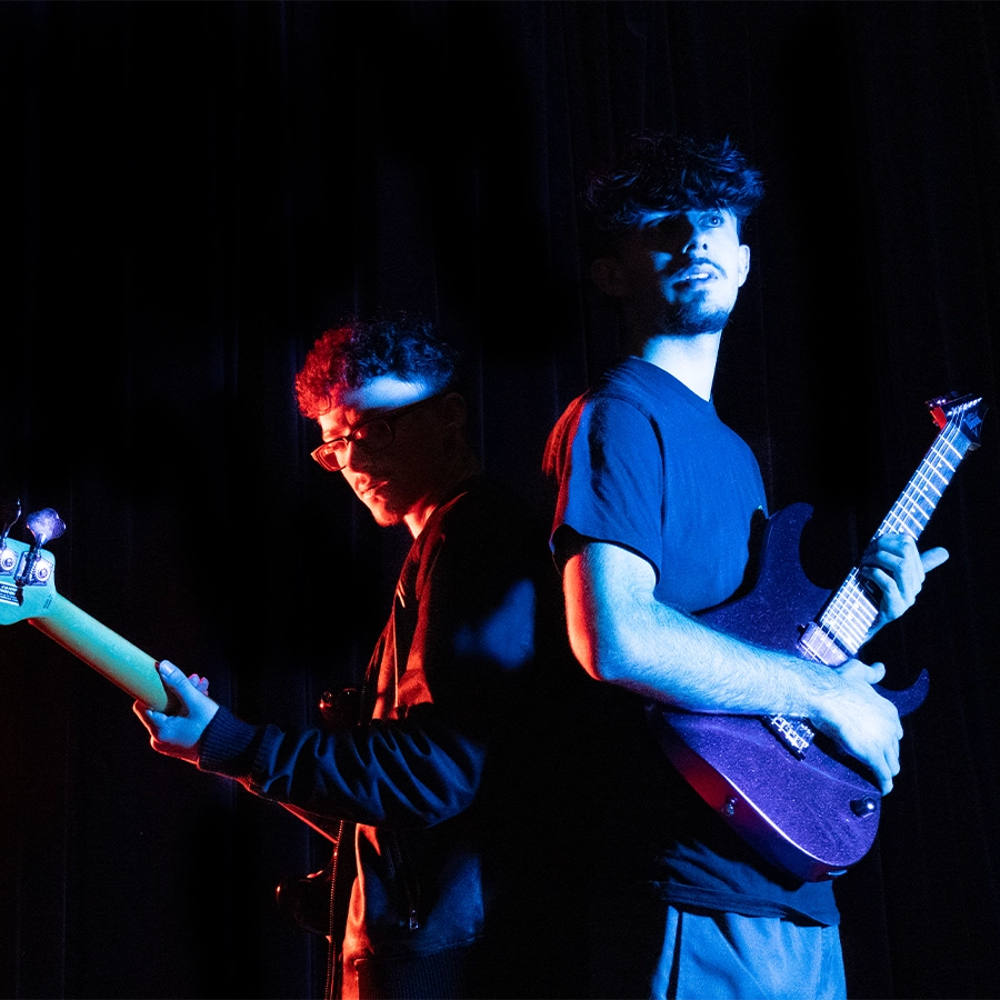 photographie professionnelle de deux hommes faisant de la guitare
