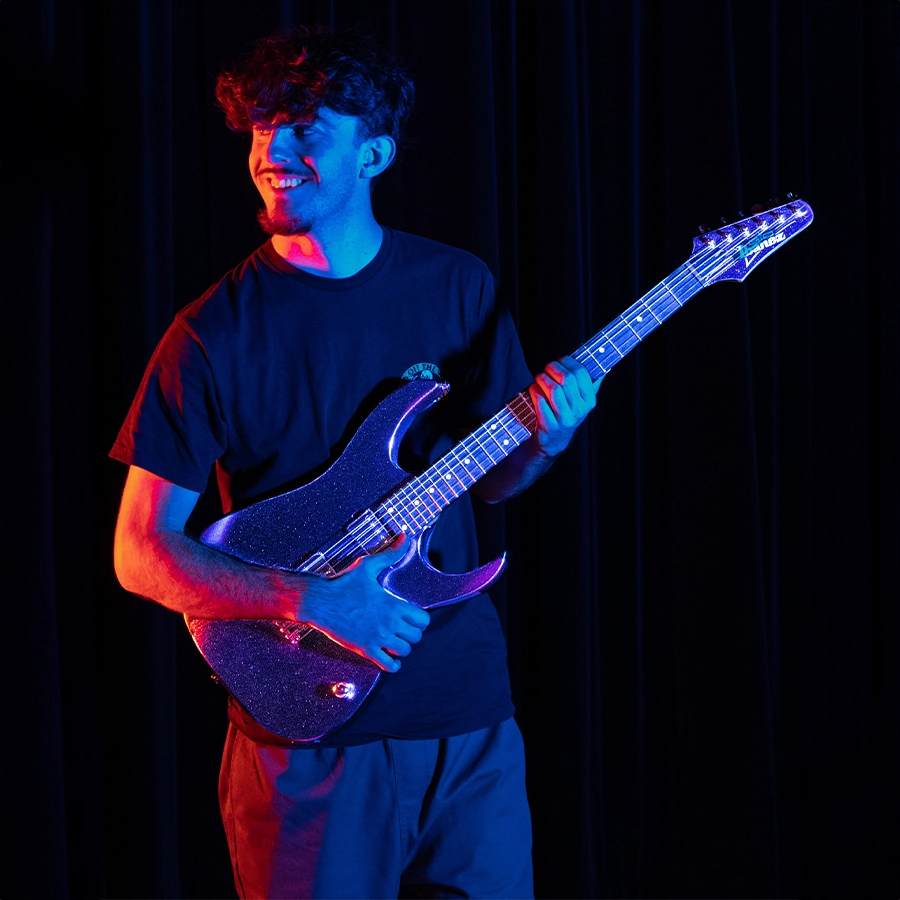 homme tenant une guitare