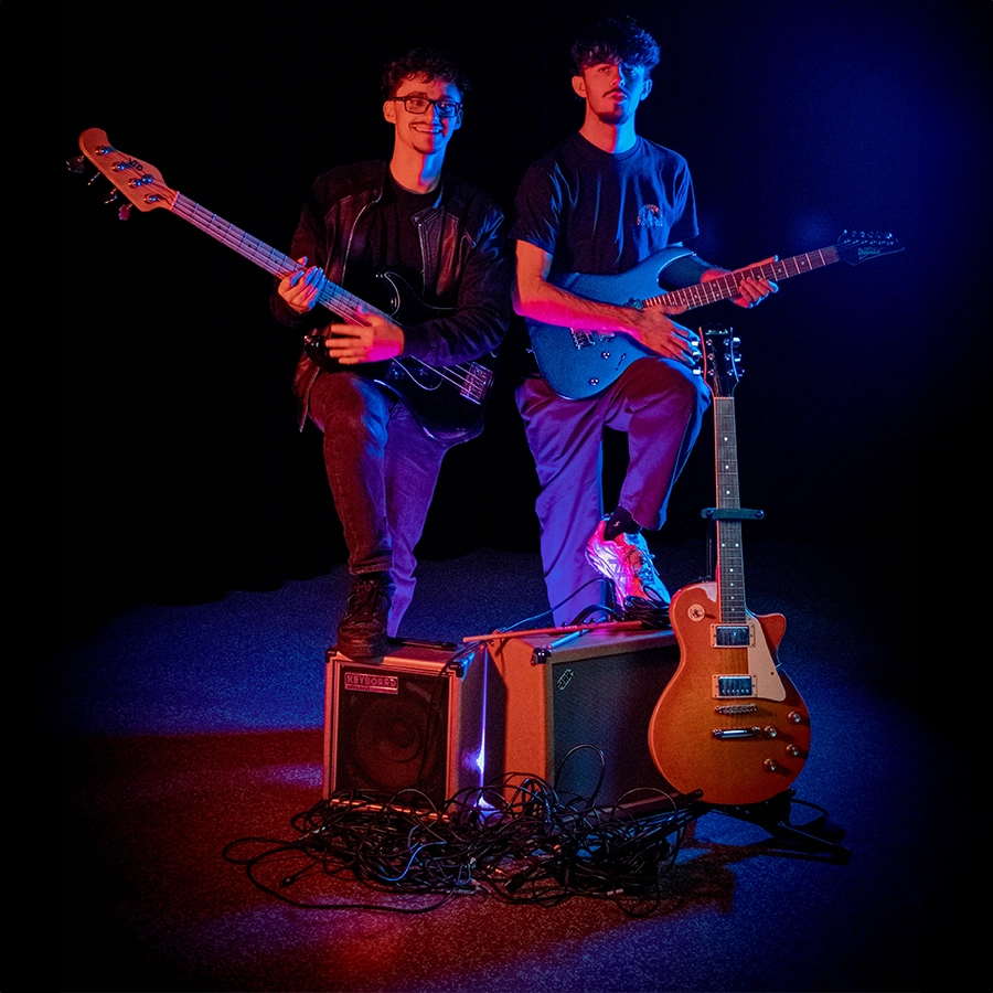 photographie professionnelle de deux hommes faisant de la guitare